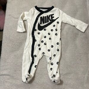 Nike sleeper size 3 month